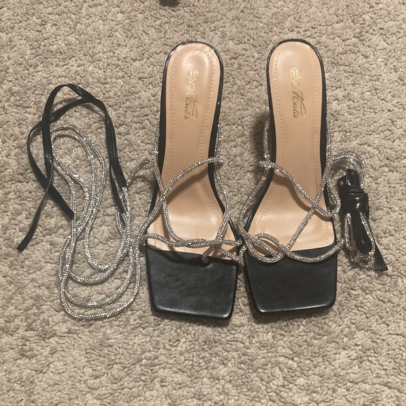 Never Been Worn! Sparkle, Sparkle Sexy Wrap up Leg Sandal! Size 10 - Picture 4 of 6